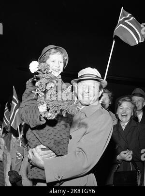 Oslo 1955: L'animateur et acteur de cinéma Danny Kaye voyage dans le monde entier en tant qu'ambassadeur de bonne volonté pour le Fonds des Nations Unies pour l'enfance UNICEF. Il aimerait apparaître comme un ambassadeur sérieux et dur pour les défavorisés, mais la joie de la mâchoire n'a jamais été mise à l'écart, surtout lorsqu'il s'est produit avec des enfants. Ici Kaye à son arrivée à Oslo, où il a été rencontré par des enfants avec des fleurs et des drapeaux. Photo: Gerald Pagano / actuel / NTB Banque D'Images