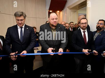 A l'occasion du Sommet de Crimée à Zagreb, la Maison de l'Ukraine située dans le bâtiment de la Communauté ukrainienne à Zagreb a été ouverte par cérémonie dans la rue Tamićeva. Lors de la cérémonie d'ouverture, le Premier ministre Andrej Plenković, le Président de la Verkhovna Rada d'Ukraine Ruslan Stefanchuk et le maire Tomislav Tomašević ont coupé le ruban conjointement, à Zagreb, en Croatie, sur 24 octobre, en 20022. Photo: Marko Lukunic/PIXSELL Banque D'Images