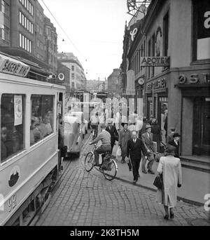 Oslo 195004. Quand l'effondrement vient-il circulation et heure de pointe à Oslo en 1950. La photo : Storgata est l'une des rues les plus fréquentées d'Oslo, et la tribulation est souvent créepte, surtout pendant les heures de pointe. Les trams des grands Sinsenbyen passent par Storgata, et à 16 heures il y a des combats formels aux arrêts pour les atteindre. Les trams de Sinsen sont généralement bien obsédés avant qu'ils ne viennent ici, et souvent les usagers de la route doivent passer d'autres trams avant d'arriver. Photo: Arne Kjus / courant / NTB Banque D'Images