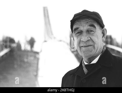 Oslo 19720115. Le « deuxième roi de ski » de Norvège avant la guerre, Johan Grøttumsbrunåten photographié à Holmenkollbakken. Il a remporté trois médailles d'or olympiques et trois médailles d'or de la coupe du monde ainsi que neuf trophées royaux et plusieurs autres prix. Il a reçu la médaille Holmenkoll en 1924. Photo: Ivar Aaserud courant / NTB Banque D'Images