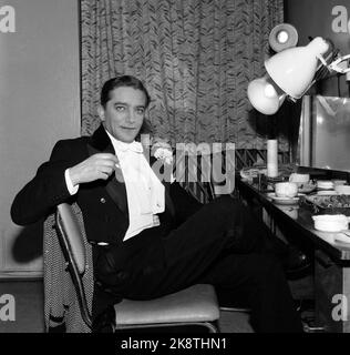 Oslo 19600401 Folketeateret / Oslo le nouveau théâtre a beaucoup de succès avec l'opérette « My Fair Lady ». Un aperçu dans les coulisses, ici le professeur Higgins a joué par Georg Løkkeberg photographié dans l'armoire. Photo: NTB/ NTB Banque D'Images