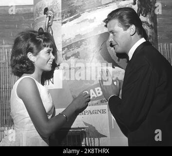 Sandefjord 19650915. Wenche Myhre avec l'acteur Roger Moore, qui est en Norvège pour la première fois dans le cadre de la série "le Saint", qui est une série très populaire qui est montrée sur la télévision norvégienne. Photo: Henrik Laurvik / NTB Banque D'Images