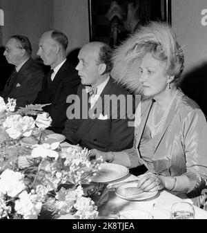 Oslo 19500515. Oslo anniversaire de 900 ans et dévouement de l'hôtel de ville d'Oslo. Les bijoux de fête en anniversaire rushes. Ici, nous voyons du déjeuner à Akershus après l'inauguration de la mairie. Par ex. La princesse Märtha avec un grand chapeau, le maire adjoint Brynjulf ​​Bull et le Premier ministre Einar Gerhardsen. Sérieux. Photo: NTB / NTB Banque D'Images