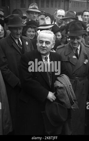 Oslo 194509 Peace Days, mai 1945. "La voix de Londres" Hallomann / journaliste NRK Toralv Øksnevad arrive à Oslo et est reçu par des foules enthousiastes. Photo: Håland / NTB / NTB Banque D'Images