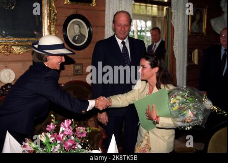 Bergen 15 juin 1993. Grieg anniversaire. La soprano Elizabeth Norberg-Schulz est ici félicitée par la reine Sonja après que le roi Harald a présenté son prix Grieg pour 1993. La présentation a été faite à Troldhaugen. Photo: Marit HomMedal / NTB / NTB Banque D'Images