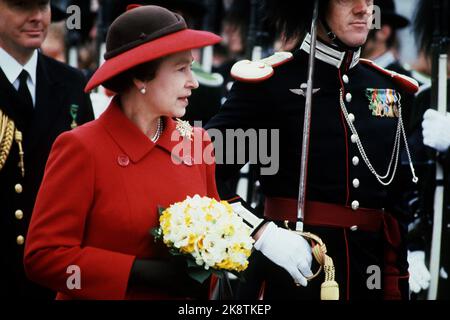 Oslo 19810505. La reine Elizabeth en Norvège à l'occasion d'une visite d'État avec son mari, le prince Philip. La Reine inspecte la cour honoraire de Honnørbrygga. Couche rouge, chapeau noir et rouge. Bouquet de fleurs. Photo: Erik Thorberg / NTB / NTB Banque D'Images