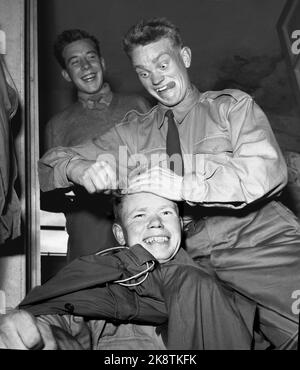 Naples, Italie novembre 1956. Des troupes de police norvégiennes se sont alors déployées pour rejoindre Suez afin de participer à la force de police internationale. 5000 soldats des Nations Unies des pays nordiques, du Canada, de l'Inde et du Pakistan sont rassemblés à Naples. Les soldats ont dû attendre à Naples jusqu'à ce qu'il y ait un accord entre l'ONU et Nasser sur les conditions du séjour des forces de garde internationales en Égypte. Les gars devaient rester prêts dans l'aéroport civil de Naples, Aeroporte de Capodiino. Les soldats ont dû attendre et certains ont passé le temps pour des coupes de cheveux. Photo: Sverre A. Børretzen courant / NTB Banque D'Images