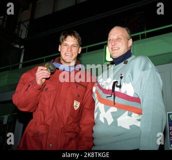 Hamar Jeux olympiques d'hiver de 19940216 à Lillehammer. Patinage, course rapide, 1500 mètres dans le navire viking Hamar Olympiahall. Le champion olympique Johann Olav Koss avec la médaille d'or, ainsi que le roi Harald, qui porte le chandail de la tenue volontaire de Looc. Photo: Lise Åserud / NTB Banque D'Images