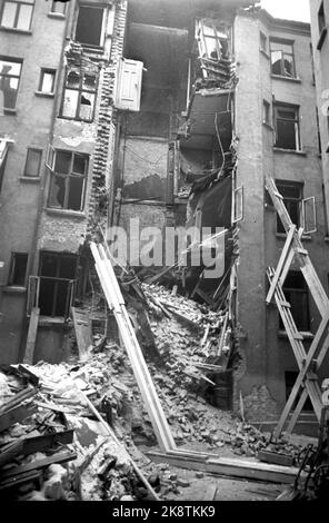 Oslo 19450123 l'incendie à Svendsensgate 1-3-5. Après l'incendie sabotage (debout sur l'enveloppe) mal?! AM: Schwensgate 3 où se trouvait le stockage de pétrole de Shell. Sabotage où 360 ​​liters d'huile spéciale a été brûlé après que des personnes de résistance ont chargé des explosifs et de l'essence devant le nez des gardes allemands. De l'arrière-cour photo: R.J./NTB Banque D'Images