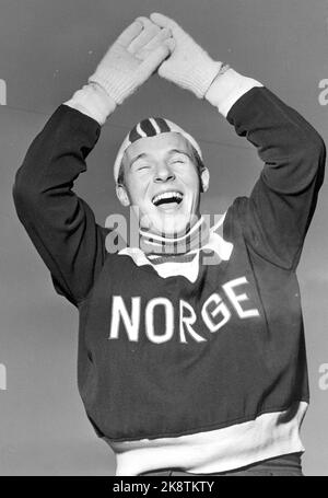 Oslo 1955. Knut 'Kuppern' Johannesen, 21 ans, a fait 'Hjallis-sus' à Bislett lorsqu'il a terminé 10 000 m au match international contre les pays-Bas le 16.59.1. Le Norvégien est devenu n° 2 dans la distance. Ici, il se réjouit de la victoire. (Cheer) photo: Aage Storløkken / actuel / NTB Banque D'Images