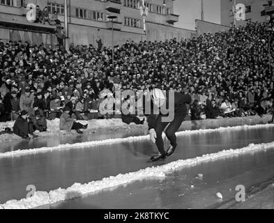 Coupe du monde Oslo 19560211 sur patins, courses rapides, à Bislett. C'était un triple russe dans l'ensemble, avec Gonsjarenko gagnant. Voici Knut Johannesen Kuppern en action devant un public entier à Bislett. Photo: NTB / NTB Banque D'Images