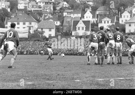 Bergen, 19631013 SK Fire - Vålerenga 3-1 SK Fire est devenu champion de la série en 1963. Ici du match où le championnat a été assuré. Bjørn Oddmar Andersen en a marqué deux et Leif Amundsen un. Photo: Sverre A. Børretzen / actuel / NTB Banque D'Images