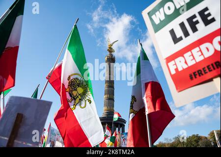 22.10.2022, Berlin, Allemagne, Europe - plusieurs dizaines de milliers d'Iraniens et de militants expriment leur solidarité avec les manifestations en Iran. Banque D'Images