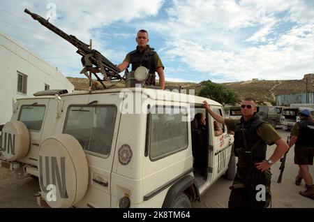 Mogadiscio, Somalie 19931114 : des soldats norvégiens de l'ONU dans la force Unisom en Somalie. Photo: Le Caporal Ole Andre Renshusløkken de Vinsra a employé la mitrailleuse dans l'une des voitures norvégiennes de l'ONU à Mogadiscio, tandis que le Caporal Fritz Tøllner d'Oslo étire les jambes entre les missions. Tout d'abord, les soldats norvégiens de l'ONU pourront utiliser trois véhicules blindés, ce qui améliorera considérablement la sécurité. Photo: Nils-Inge Kruhaug Banque D'Images