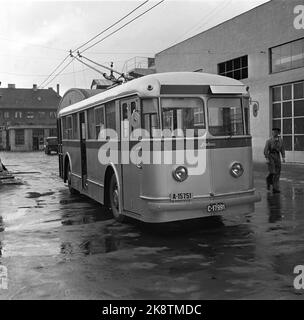 Oslo. 19470705. Trolley bus. Ils ont été construits à l'atelier météorologique de Strømmen. Ils ont marché à Oslo entre 1940 et 1968. Les barres du détecteur de puissance sur le toit du chariot, qui traîné sous les lignes électriques aériennes à 4-5 mètres au-dessus du niveau de la rue. Photo: Leif Høel / NTB Banque D'Images