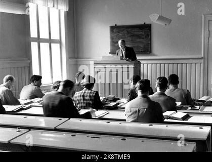 Oslo 1953; le rapport donne un aperçu de la bataille de l'église autour de la faculté privée de l'université de l'église avec le prédicateur de soufre et le professeur Dr. Philos. OLE Hallesby à l'avant-garde de l'évêque Libereal Dr. Theol. Kristian Schjelderup. Les photos proviennent de la Faculté de l'Église de Saint-Olavsgate 29. Les étudiants se sont réunis sous le conférencier (dans le Nouveau Testament), le cathéter de Sverre Aalen. Une étudiante féminine parmi les hommes. MF était contre les prêtres féminins. Les femmes ne pouvaient travailler qu'en tant que prêtres d'hôpital, pas dans les églises. L'auditorium est équipé de spartian. Théologie. Photo: Actuel / NTB Banque D'Images