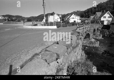 E-18, 9 août 1969. N° actuel 32. 'La route de vacances en face de certains est la route européenne 18 - ou sud comme il est populairement appelé. Nous avons suivi la route de 613 kilomètres de long d'Oslo à Stavanger. De l'autoroute à la route de l'herbe en béton, des villages de Vestfold à Jæren rocailleux. À travers quelques-unes des plus grandes villes du pays et à travers de minuscules dylles du Sud. ' Petites maisons. Photo: Par Ervik / actuel / NTB Banque D'Images