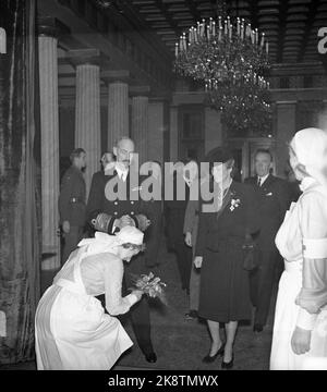 Réunion de la Croix-Rouge Oslo 19451104 dans l'auditorium. anniversaire de 80th. Le roi Haakon et la princesse Märtha arrivent. Derrière la princesse de la Couronne se trouve le prince Carl Bernadotte. Photo: Kjell Lynau / NTB Banque D'Images