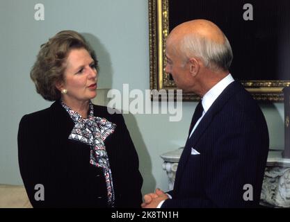 Oslo 19860912. La première ministre de la Bristian Margaret Thatcher lors d'une visite officielle en Norvège. Ici, le Premier ministre Margaret Thatcher a eu une conversation avec l'ancien Premier ministre Kåre Willoch (H). Photo: Inge Gjellesvik NTB / NTB Banque D'Images