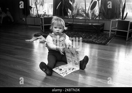 Le 1968 mars en cours à la maison avec l'actrice Liv Ullmann. Ici, sa fille Linn Ullmann est assise sur le sol et livre de "Reads". Photo: Ivar Aaserud / courant / NTB Banque D'Images