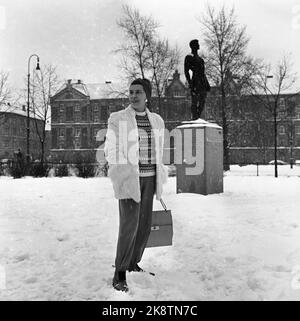 Oslo 1962 le poème, non 13 par Rudolf Nilsen forme le cadre de ces images. N° 13 est Heimdalsgaten 26 où Rudolf Nilsen a vécu en 1909. L'actrice Ella Hval s'y tient, et son ancien mari Rudolf Nilsen y tient, en bronze. Et en arrière-plan, sombre et grand, non 13 se lève, Heimdalsgate 26, Rudolf Nilsen S n° 13. Photo: Aage Storløkken / actuel / NTB Banque D'Images