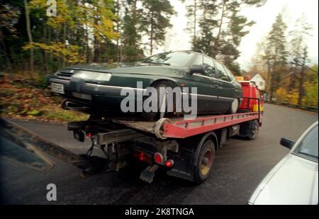 Oslo 19931011. William Nygaard, directeur de publication, a été abattu et grièvement blessé à l'extérieur de son domicile à Dagaliveien. Ici, la voiture de Nygaard est conduite pour des études techniques. Le capot gauche a été coupé. NTB photo Jon EEG / NTB Banque D'Images