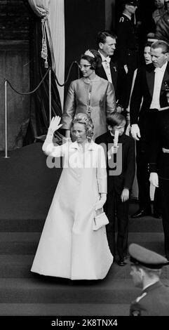 Oslo 19680829 : mariage royal norvégien. Le prince héritier Harald épouse Sonja Haraldsen dans la cathédrale d'Oslo. Voici la princesse Ragnhild qui fait la vague. La princesse Astrid et Johan Martin Ferner (retour) en sortant de l'église. Photo: Actuel / NTB Banque D'Images