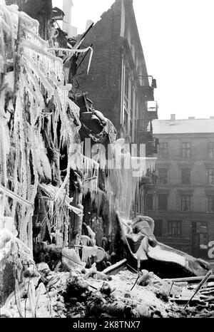 Oslo 19450123 l'incendie à Svendsensgate 1-3-5. Après l'incendie sabotage (debout sur l'enveloppe) mal?! AM: Schwensgate 3 où se trouvait le stockage de pétrole de Shell. Sabotage où 360 ​​liters d'huile spéciale a été brûlé après que des personnes de résistance ont chargé des explosifs et de l'essence devant le nez des gardes allemands. Photo de glace: R.J./NTB Banque D'Images