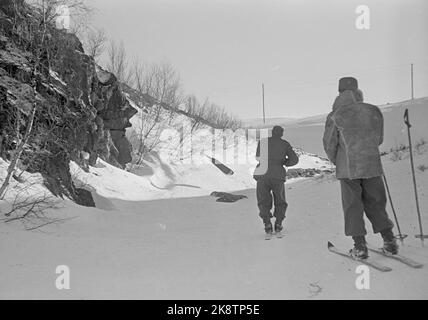 Dovre 1949 'Dovre est défriché pour' ennemis ' l'école centrale de la Garde à domicile à Dombås a un exercice pour le commandant HV à Dovre. La manœuvre a eu lieu dans les zones où les parachutistes allemands ont été battus en avril 1940. De la dernière manœuvre de 36 heures dans les montagnes. Soldats à skis. Concurrence dans le refuge. L'étudiant va de l'avant avec la mitrailleuse et devrait essayer de frapper les personnages qui naviguent dans la pente ou se déplacent dans le broussailles. Il faut réagir rapidement. Photo; Sverre A. Børretzen / actuel / NTB Banque D'Images