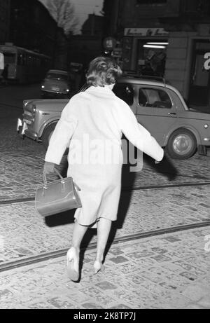 Oslo 19601126. La dame de bureau et TV l'hôtesse de NRK Inger Lise Haug travaille dans un bureau du Conseil norvégien de la recherche agricole pendant la journée. Trois nuits consécutives, elle est à l'écran comme une hôtesse de télévision. Ici, elle court du travail au bureau à l'autre en tant qu'hôtesse à la télévision. Marié Skarstein. Photo: Aage Storløkken Current / NTB Banque D'Images