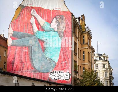 Mural de solidarité féminine, Poznań, Pologne, femme reliant les villes de Pologne sur une œuvre d'art symbolique du drapeau national Banque D'Images