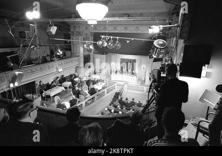 Oslo janvier 1964 - débat politique sur la télévision au Théâtre central d'Oslo. « Où est le communisme ? » Montre toute l'équipe de télévision en action. Directeur de programme Kjell Arnljot Wig. Le débat se déroule entre le panel et la salle. 4 caméras et 10 microphones sont installés. Ici, Kjell Arnljot Wig se trouve au milieu entouré par les initiateurs Aksel Larsen, le SF danois, Olav Brunvand, le Parti travailliste, l'Hermansson, Le leader communiste suédois et le rédacteur en chef de la « liberté », Reidar Larsen. Photo: Aage Storløkken / actuel / NTB Banque D'Images