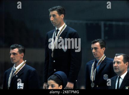 Grenoble, France Jeux Olympiques d'hiver 196802 à Grenoble. Ski de fond, hommes. Harald Grønningen a gagné 15 kilomètres de cross-country. Ici au podium de la victoire avec Eero MänTyranta (TV) de Finlande qui a pris l'argent et Gunnar Larsson de Suède qui a pris le bronze. Photo: NTB / NTB Banque D'Images