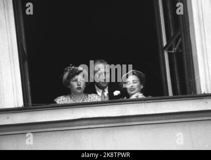 Oslo. Roi Haakon 80 ans 3 août 1952. La photo : les princesses norvégiennes Astrid (t.v.) et Ragnhild sur le balcon du château (autres noms manquants). Photo: Sverre A. Børretzen / actuel / NTB Banque D'Images