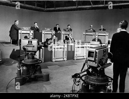 Oslo 1961 - la campagne électorale à la télévision a été un tout nouveau phénomène en 1961. La campagne électorale de cette année a été ouverte dans le grand studio de télévision de Marienlyst avec le premier des neuf programmes avant l'élection. De gauche à droite : Knut Toven (Kr.F), Lars Leiro (SP), Nils Hønsvald (A), Kjell Holler (ministre d'État), secondes. Photo: Ivar Aaserud / courant / NTB Banque D'Images