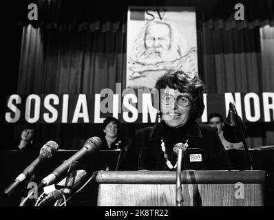 Oslo 16 mars 1975. Le parti de gauche socialiste tient le Congrès national. Ici Berit Ås sur la chaire. Photo: Henrik Laurvik / NTB Banque D'Images