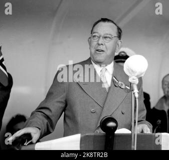 Oslo 19560517 le nouveau phare de la Norwegian American Line Bergensfjord lors des voyages inaugural est venu à Oslo à bord de 17 mai et des trains 17 mai ont été organisés à bord. Ici, le gouverneur de comté Trygve lie donne le discours de 17 mai. Photo: NTB / NTB Banque D'Images