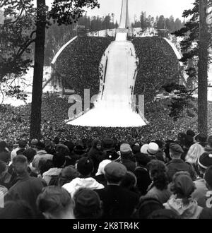 Jeux olympiques d'hiver à Oslo en 1952. Holmenkollbakken. Plus de 150 000 sont venus à la course de saut à Holmenkollen. Un record de public a été établi avec 104 102 spectateurs payants, la pile libre est pleine de spectateurs. Photo actuelle / NTB Banque D'Images