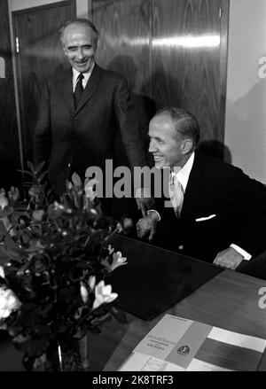 Oslo 19721018. Changement de gouvernement dans le cabinet du Premier ministre: Lars Korvald prend le poste de Premier ministre après Trygve Bratteli (t.v.). Il essaie la présidence dans le bureau du premier ministre. Korvald est le premier ministre du gouvernement de coalition avec le Parti populaire chrétien, le Parti du Centre et la gauche. Photo NTB / NTB Banque D'Images