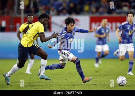 DUSSELDORF - (lr) Jackson Porozo de l'Equateur, Kaoru Mitoma du Japon pendant le Japon-Equateur International friendly à l'arène de Dusseldorf sur 27 septembre 2022 à Düsseldorf, Allemagne. ANP | hauteur néerlandaise | Maurice van Steen Banque D'Images