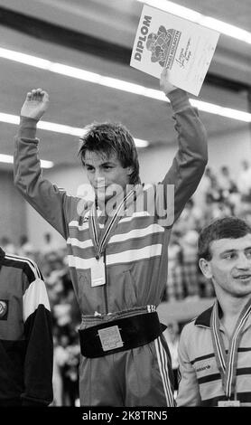 Kolbotn 1985-08: Lutte de la coupe du monde 1985. classe 52 kg. Jon Rønningen sera le premier champion du monde norvégien en lutte sur 11 août 1985. Il accueille ici l'hommage du public au podium lors de la cérémonie de remise des médailles. Photo: Bjørn Sigurdsøn Banque D'Images