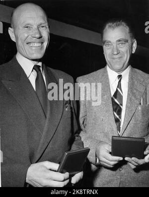 Venise 19530509. L'auteur Tarjei Vesaas a remporté le grand prix Venezia avec la collection de courts-récits 'Vindane'. Le prix Venezia est pour le meilleur travail littéraire en 1952 et est de 5 millions de lires. Les magazines hebdomadaires d'Europe occidentale ont été commandés pour souligner les livres qui représenteraient le pays en question. En Norvège, la mission est tombée sur « actuel » qui a sélectionné le livre gagnant. Ici, nous voyons Vesaas (F.) Et son concurrent suédois Vilhelm Moberg avec leurs affiches argentées. Photo: Actuel / NTB Banque D'Images