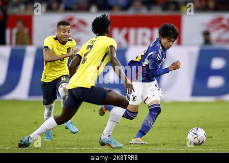 DUSSELDORF - (lr) Byron Castillo de l'Equateur, Jackson Porozo de l'Equateur, Kaoru Mitoma du Japon pendant le Japon-Equateur International friendly à l'arène de Dusseldorf sur 27 septembre 2022 à Düsseldorf, Allemagne. ANP | hauteur néerlandaise | Maurice van Steen Banque D'Images