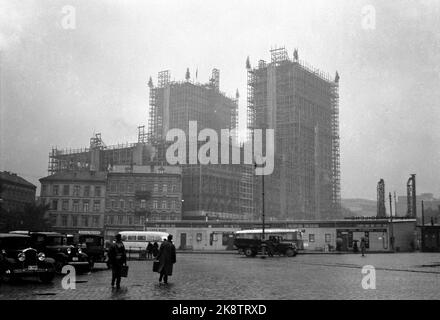 Oslo ca 1936. Construction de l'hôtel de ville d'Oslo. Couche de couronne. Des buissons d'épicéa sur toutes les tours pour marquer la maison sous le toit. Une journée très grise et brumeuse à Oslo. Photo: NTB / NTB Banque D'Images