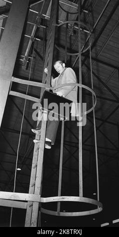 Selhurst Park, Londres 19721125. Journaliste sportif dans NRK Knut TH. Gleditsch en Angleterre pour commenter le match de basculement de samedi à la télévision. Chaque semaine, un des journalistes sportifs de la télévision se rend en Angleterre pour commenter le match. Nous suivons ici Knut TH. Gleditsch part d'Oslo jusqu'à ce qu'il soit de retour. Il n'y a pas de tâche facile de monter et descendre de la boîte de commentaires, mais ça s'est bien passé. Photo: Aage Storløkken Current / NTB Banque D'Images