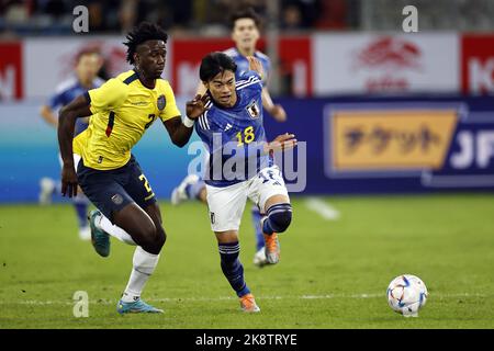 DUSSELDORF - (lr) Jackson Porozo de l'Equateur, Kaoru Mitoma du Japon pendant le Japon-Equateur International friendly à l'arène de Dusseldorf sur 27 septembre 2022 à Düsseldorf, Allemagne. ANP | hauteur néerlandaise | Maurice van Steen Banque D'Images