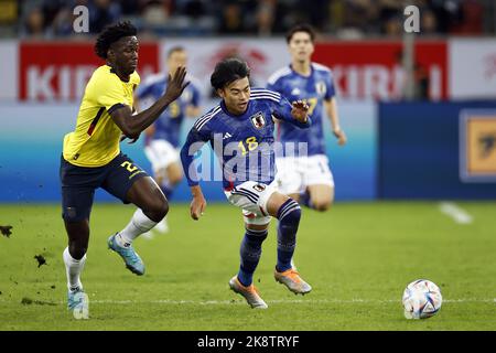 DUSSELDORF - (lr) Jackson Porozo de l'Equateur, Kaoru Mitoma du Japon pendant le Japon-Equateur International friendly à l'arène de Dusseldorf sur 27 septembre 2022 à Düsseldorf, Allemagne. ANP | hauteur néerlandaise | Maurice van Steen Banque D'Images
