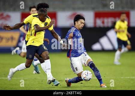 DÜSSELDORF - (lr) Jhegson Mendez de l'Equateur, Jackson Porozo de l'Equateur, Kaoru Mitoma du Japon pendant le Japon-Equateur amical international à l'arène de Düsseldorf sur 27 septembre 2022 à Düsseldorf, Allemagne. ANP | hauteur néerlandaise | Maurice van Steen Banque D'Images