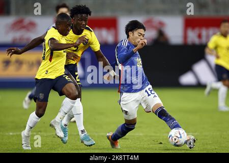DÜSSELDORF - (lr) Jhegson Mendez de l'Equateur, Jackson Porozo de l'Equateur, Kaoru Mitoma du Japon pendant le Japon-Equateur amical international à l'arène de Düsseldorf sur 27 septembre 2022 à Düsseldorf, Allemagne. ANP | hauteur néerlandaise | Maurice van Steen Banque D'Images