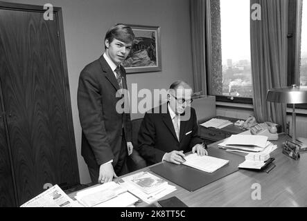 Oslo novembre 1972 Kjell Magne Bondevik, homme politique de la KRF, est le plus jeune secrétaire d'État de Norvège, âgé de seulement 25 ans. Il étudie la théologie à côté du poste et est président de la jeunesse du Parti populaire chrétien, KrFU. Il est ici avec le premier ministre Lars Korvald dans son bureau. Photo: Aage Storløkken / actuel / NTB Banque D'Images